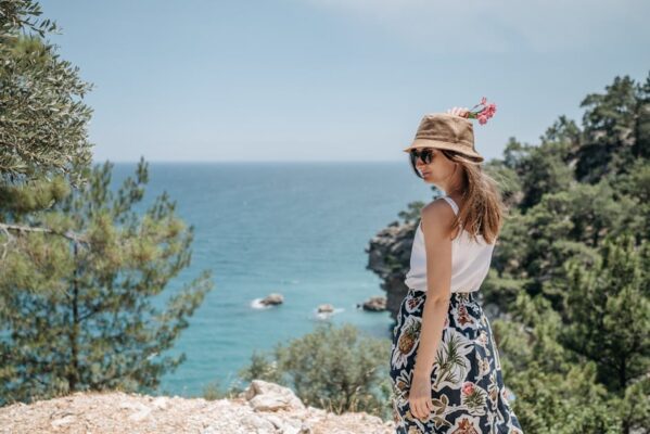 Unveiling the Competitive Edge of Omnichannel Retailers Over Amazon