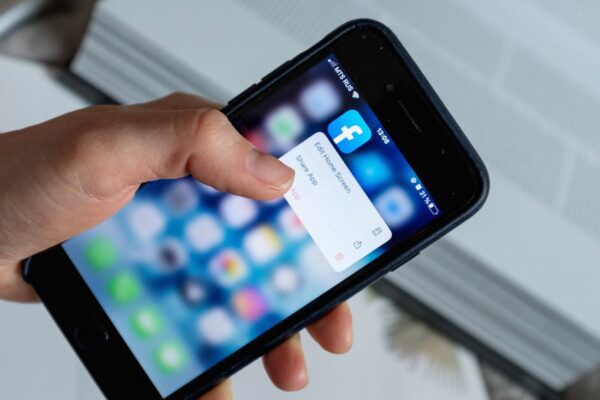 Balancing Design and Performance Optimization in Mobile Apps