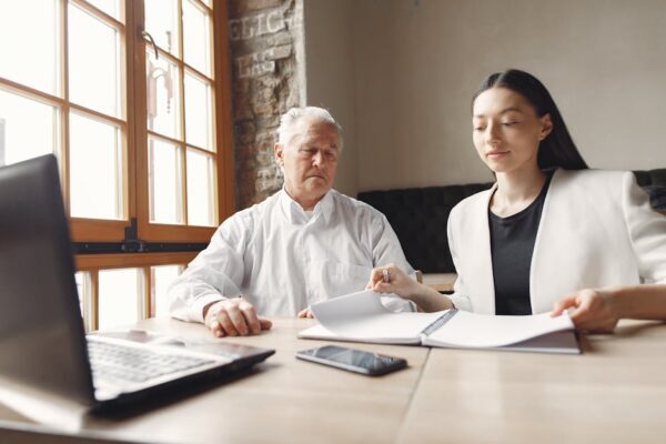 Networking Strategies Between Junior and Senior IT Consultants