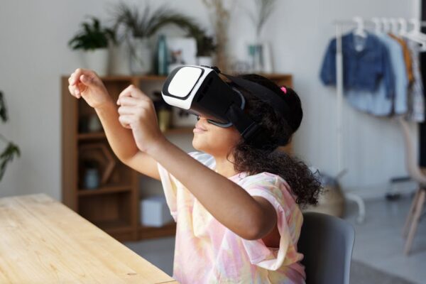 Enhancing Student Engagement in Online Learning with Virtual Reality Tools