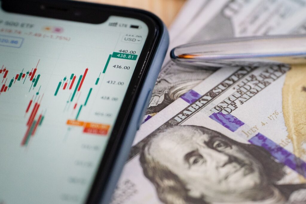 Understanding Market Value for Senior Logistics Managers