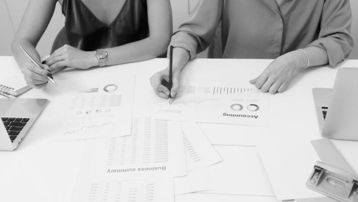 Navigating Conflicting Economic Models in Market Analysis: Strategies for Team Alignment