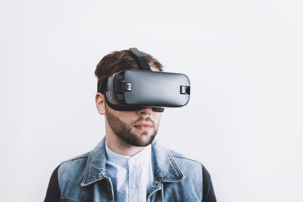 Enhancing Engagement Through Virtual Reality in Online Learning Enhancing Engagement Through Virtual Reality in Online Learning