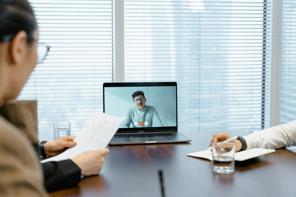 Strategies for Clarifying Misunderstandings in Virtual Discussions
