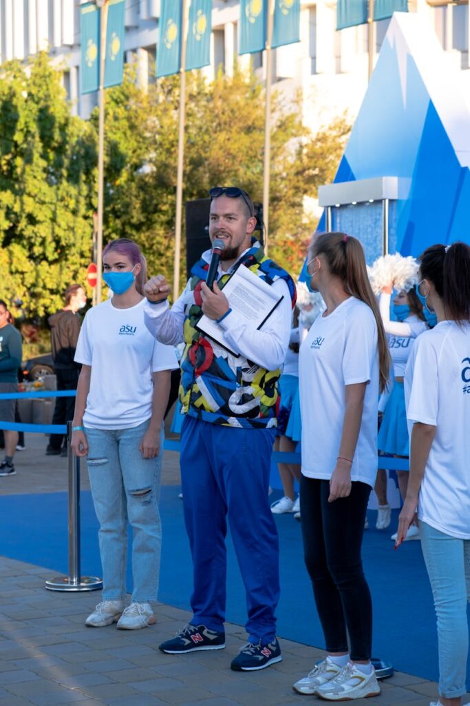 Building a Positive Team Culture Through Effective Messaging