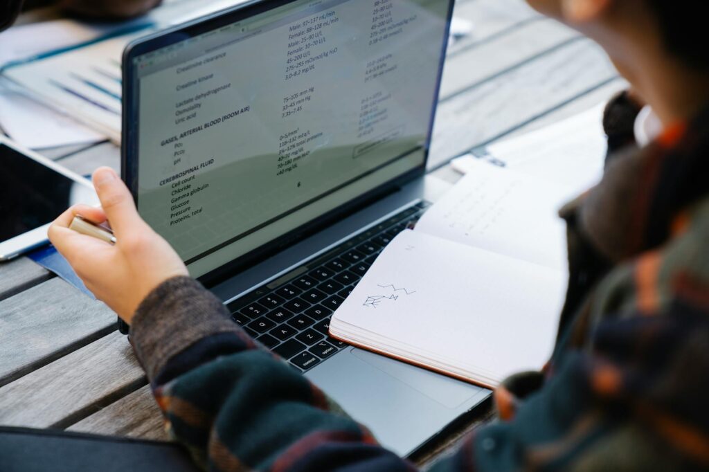 Leveraging Technology to Integrate Online and Offline Operations