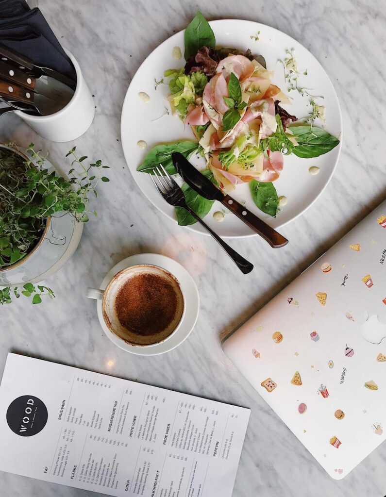 The Role of HR in Promoting Healthy Eating in the Workplace The Role of HR in Promoting Healthy Eating in the Workplace